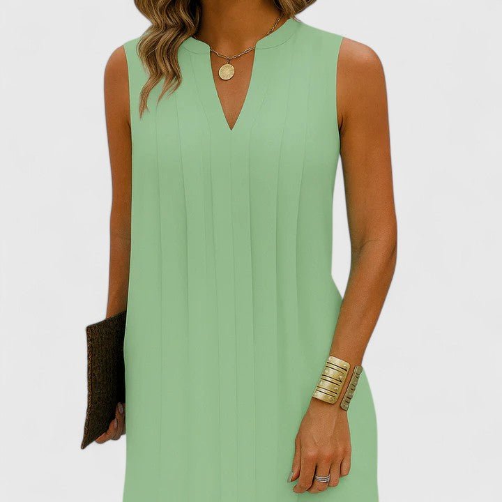 Silhouette élégante : robe midi femme à col V et design sans manches. Parfaite pour un style mode affirmé.