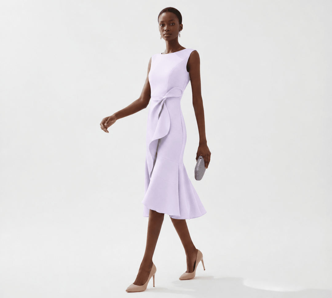 Robe midi drapée sans manches, pour une femme élégante. Un classique moderne, parfait pour un style chic et intemporel.