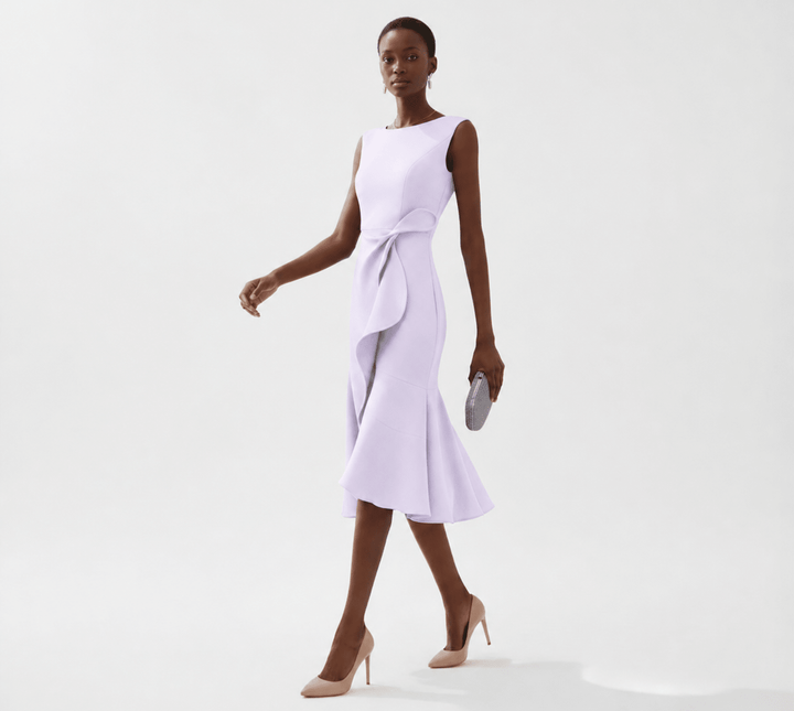 Robe midi drapée sans manches, pour une femme élégante. Un classique moderne, parfait pour un style chic et intemporel.