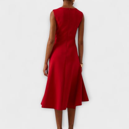 Robe midi élégante et polyvalente, sans manches et drapée. Convient pour une tenue de jour ou un look de soirée chic.