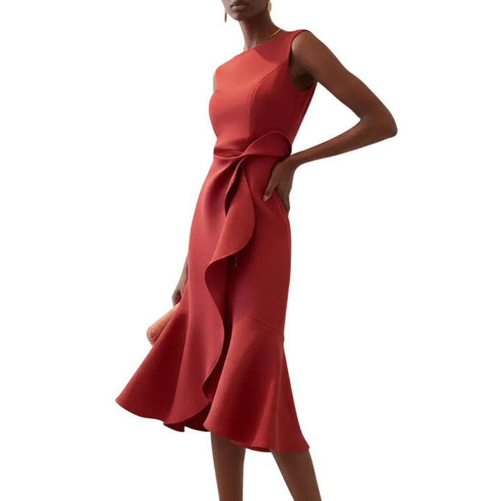 Robe midi drapée sans manches pour femme. Style élégant et moderne, idéale pour diverses occasions.