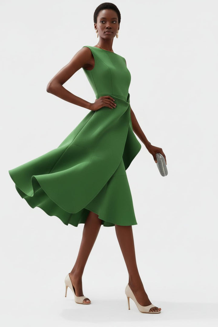 Robe midi pour femme, nouvelle collection. Design drapé et sans manches, alliant élégance et tendance mode féminine.