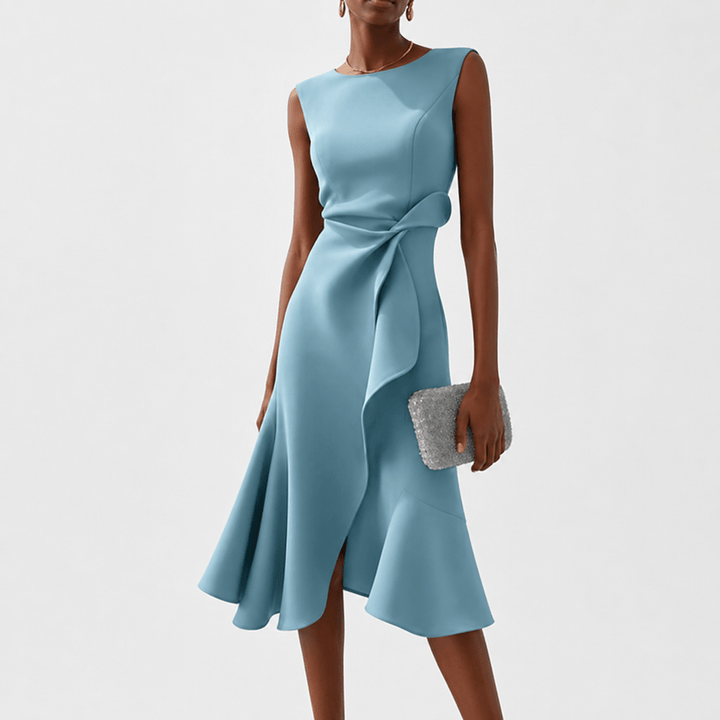 Robe femme midi fluide et drapée, sans manches. Silhouette élégante pour un style moderne et confortable toute la journée.