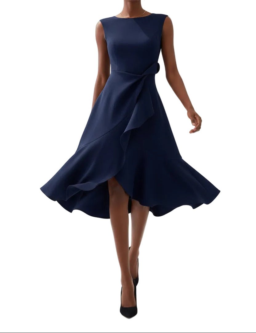 Robe midi chic et fluide, sans manches, avec drapé élégant. Parfaite pour une tenue de soirée ou événement spécial.