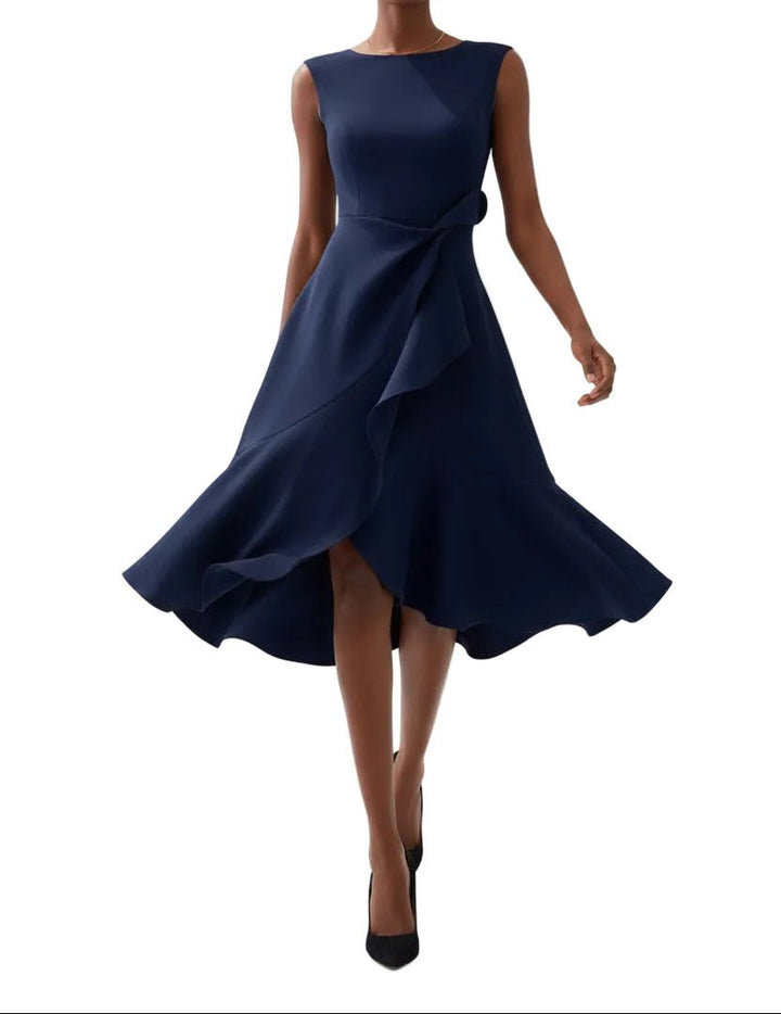 Robe midi chic et fluide, sans manches, avec drapé élégant. Parfaite pour une tenue de soirée ou événement spécial.