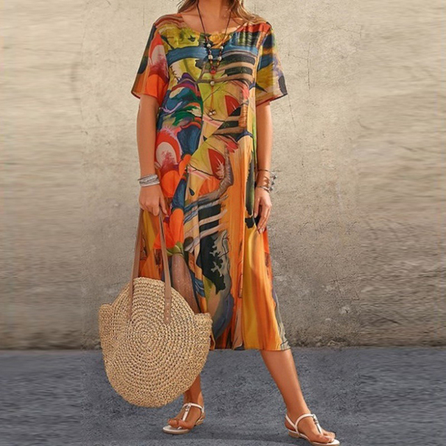 Robe femme fluide midi à motif imprimé, coupe trapèze. Confortable et parfaite pour une tenue quotidienne estivale.