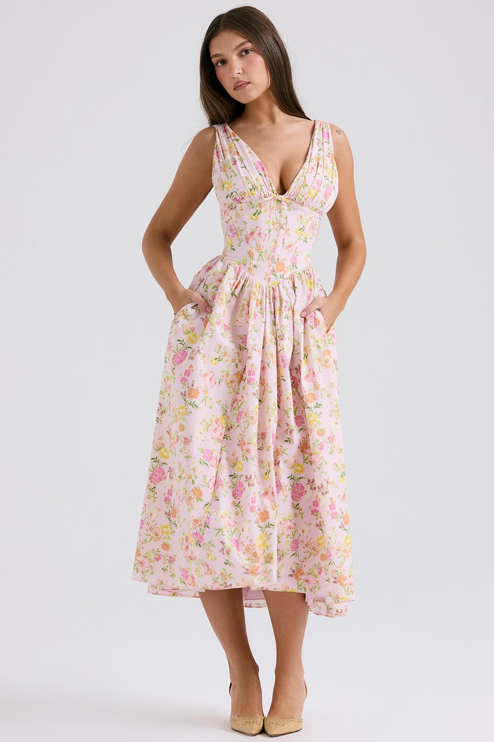Robe d'été fleurie midi pour femme, coupe trapèze décontractée avec encolure en V.