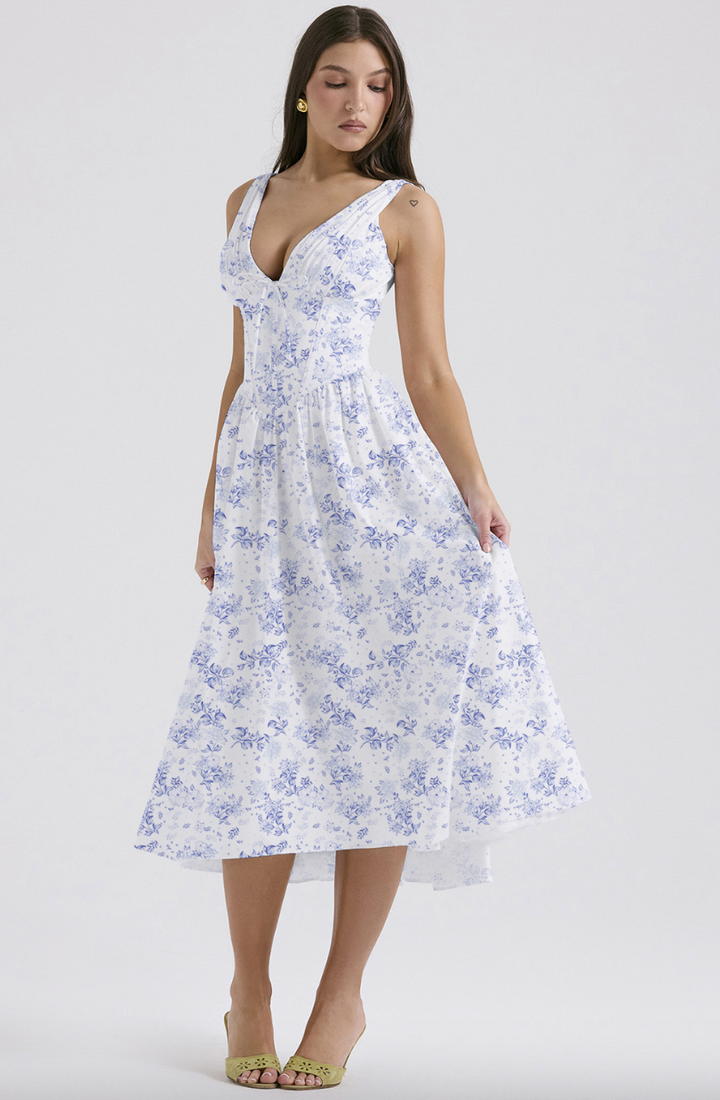 Robe femme fleurie sans manches, style midi trapèze, parfaite pour un look estival confortable.