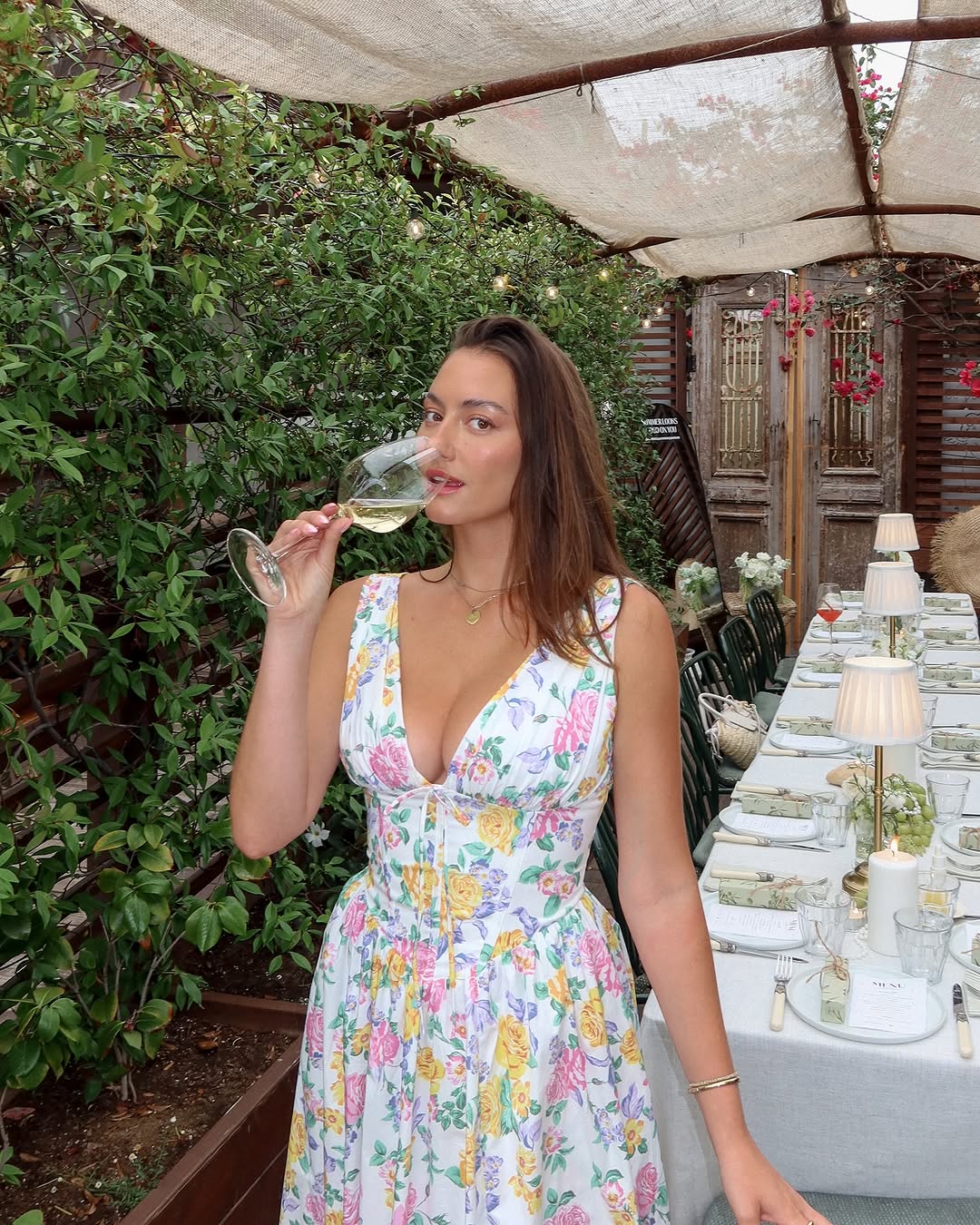 Robe fleurie midi femme sans manches, encolure en V, coupe trapèze, parfaite pour le confort estival.