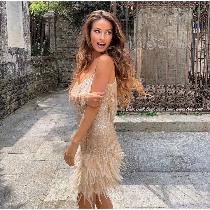 Mini-robe tendance à franges pour femme, élégante et moderne, parfaite pour un cocktail ou une danse.