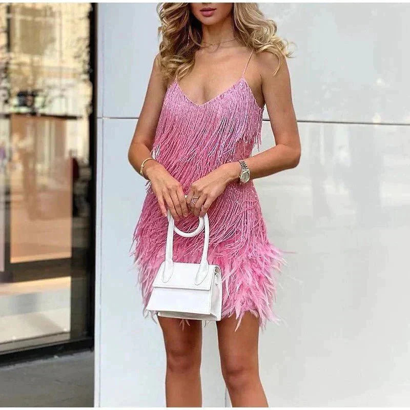 Splendide robe mini à franges, design moderne et féminin, idéale pour les soirées et la danse.