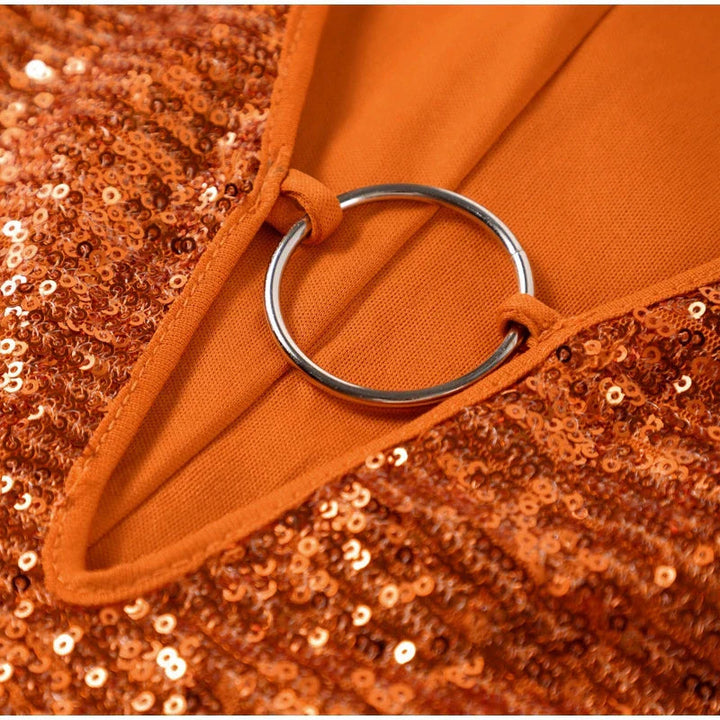 Détail de la robe mini à paillettes pour femme, mettant en valeur le décolleté plongeant élégant.