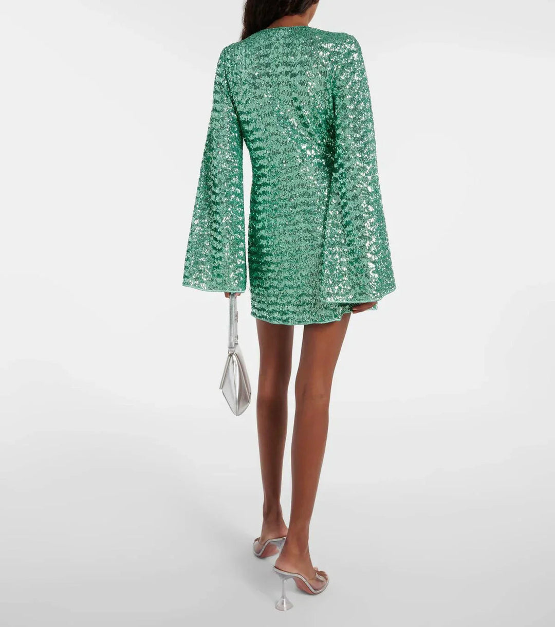 Look de fête: robe mini à paillettes femme avec décolleté plongeant et manches évasées, glamour assuré.