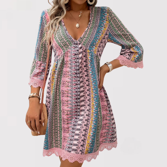 Robe mini trapèze femme, col en V. Style bohème chic, idéale pour l'été décontracté ou une occasion élégante.