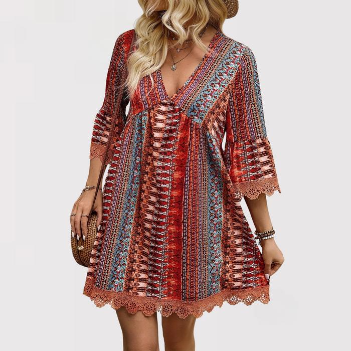 Élégante robe d'été mini trapèze à col en V pour femme. Design bohème chic, flatteur et parfait pour un look décontracté.