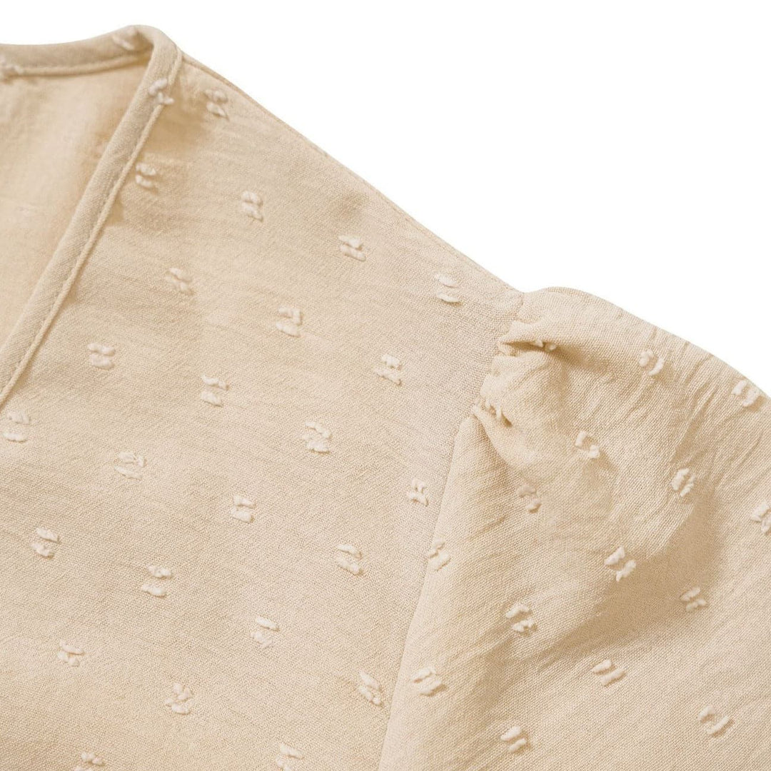 Robe d'été trapèze femme, coupe mini avec volants et col en V. Design fluide, élégant et très confortable pour la mode féminine.