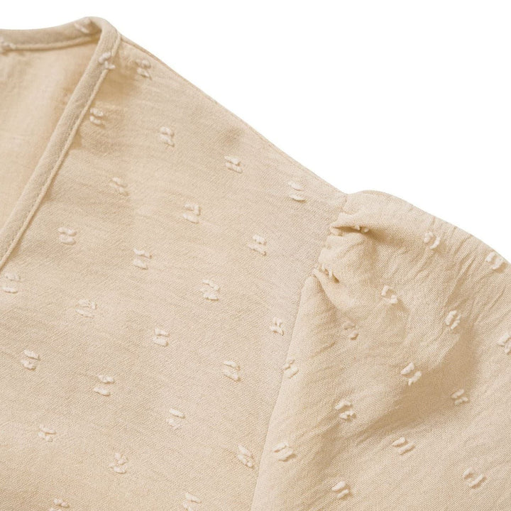 Robe d'été trapèze femme, coupe mini avec volants et col en V. Design fluide, élégant et très confortable pour la mode féminine.