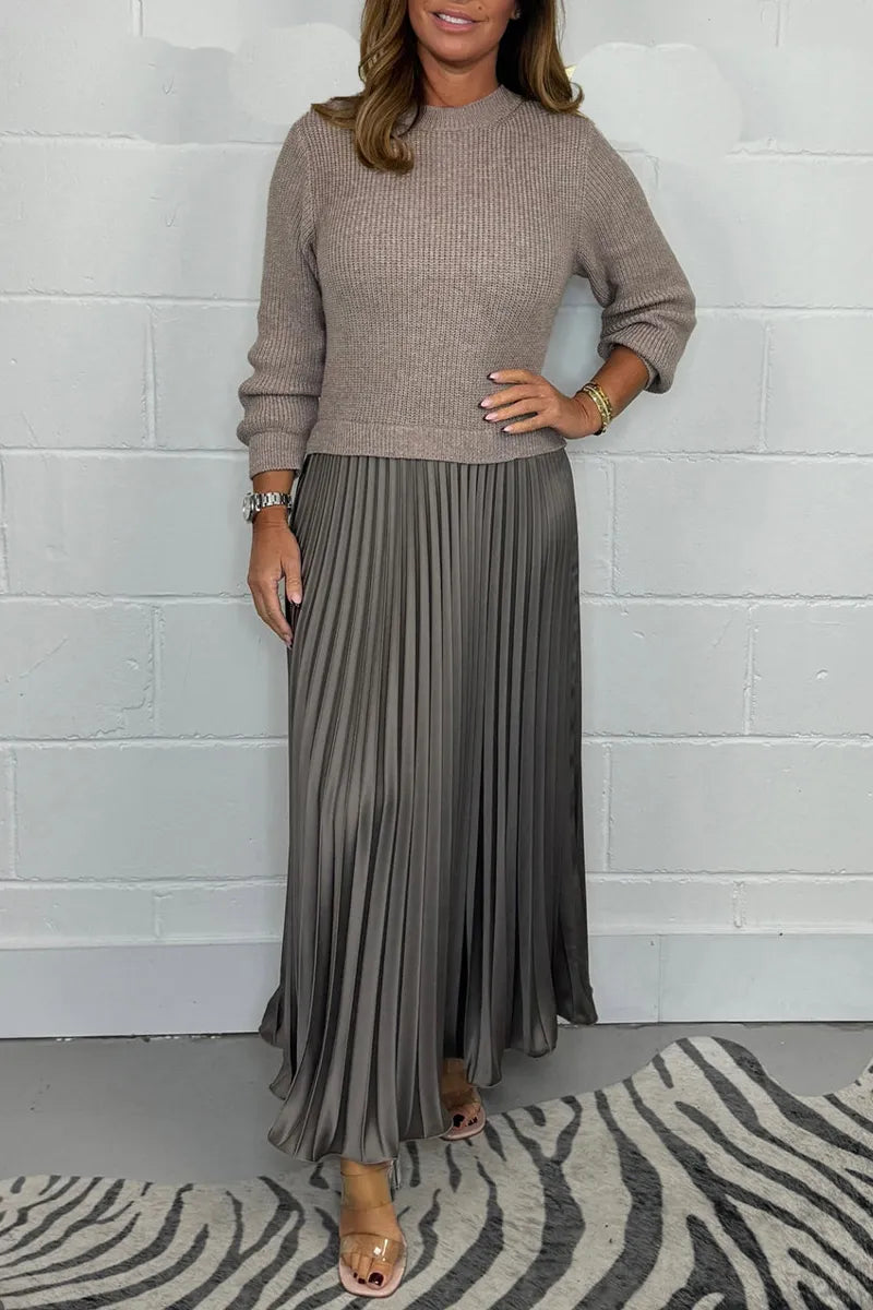 Robe pull midi plissée femme élégante. Confort et style moderne pour l'automne-hiver.