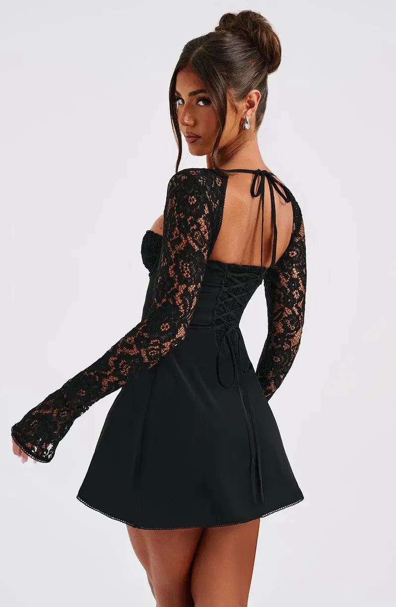 Robe femme trapèze mini, coupe élégante, manches longues et décolleté cœur. Idéale pour un look de soirée raffiné.
