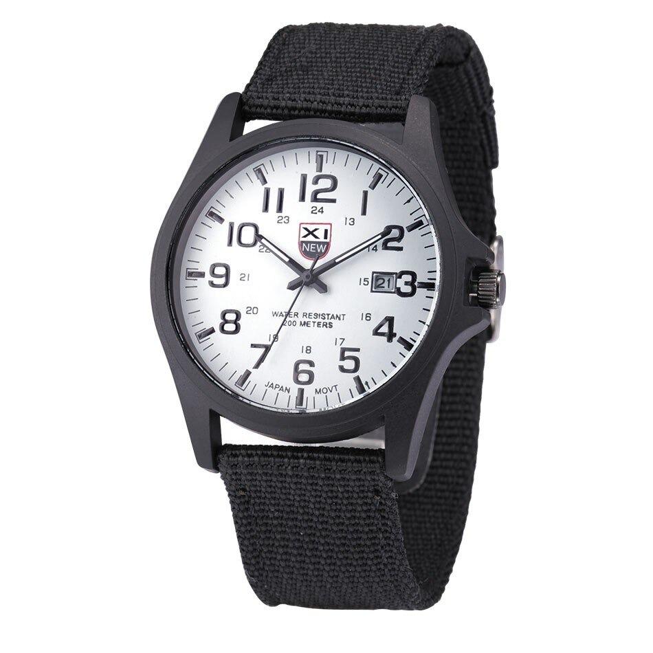 Montre numérique homme robuste avec bracelet en silicone. Parfaite pour le sport et l'aventure active.