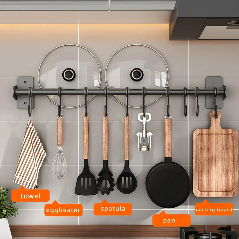 Rangement mural cuisine en acier noir avec fixation simple pour suspendre spatules, louches et ciseaux.