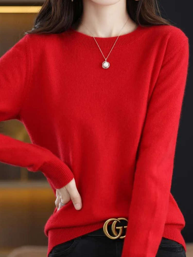 Pull femme au look moderne, chic et décontracté, idéal pour une mode polyvalente hivernale.
