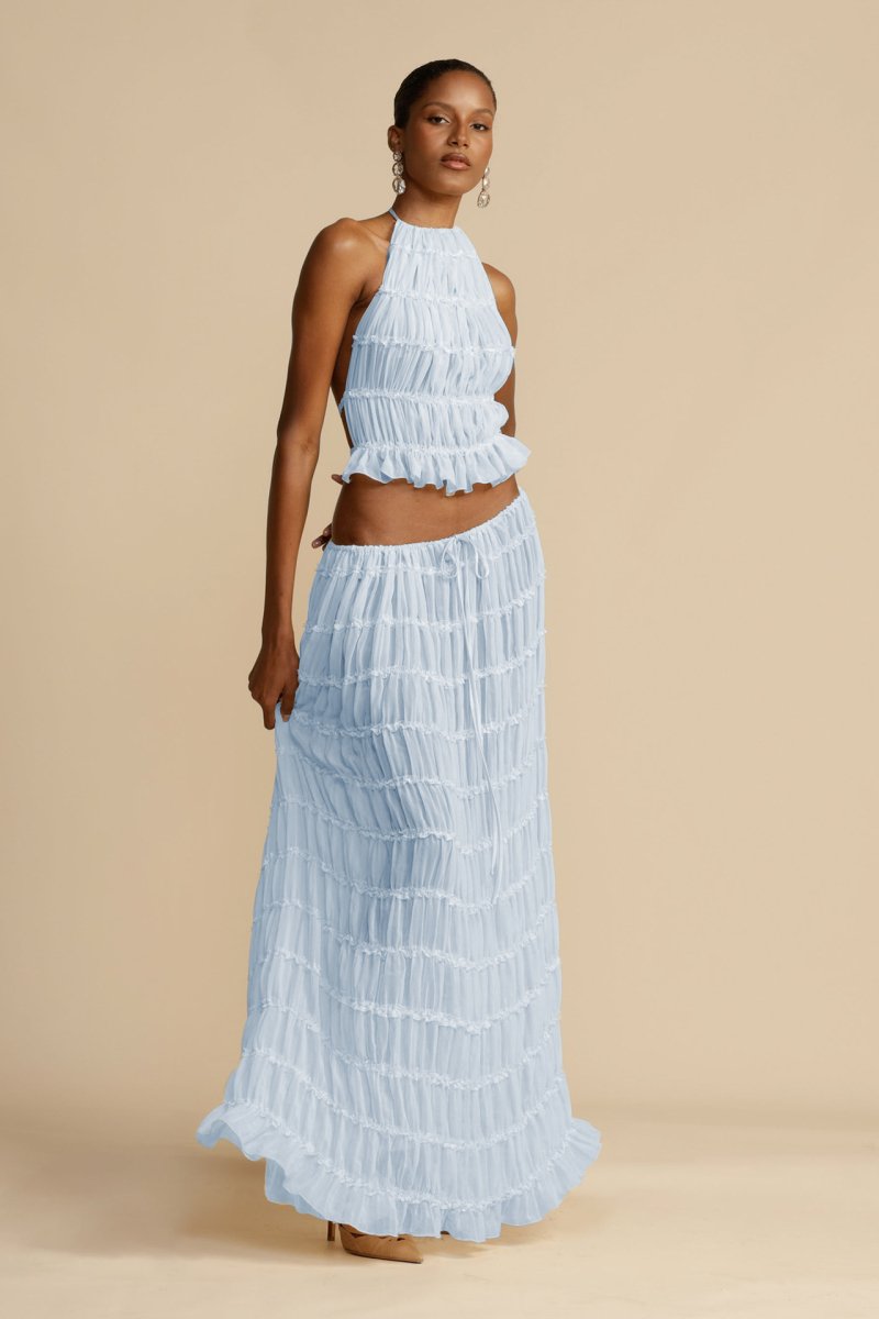 Détail du dos nu élégant de l'ensemble femme Calysta en chiffon plissé, idéal pour une tenue de soirée.