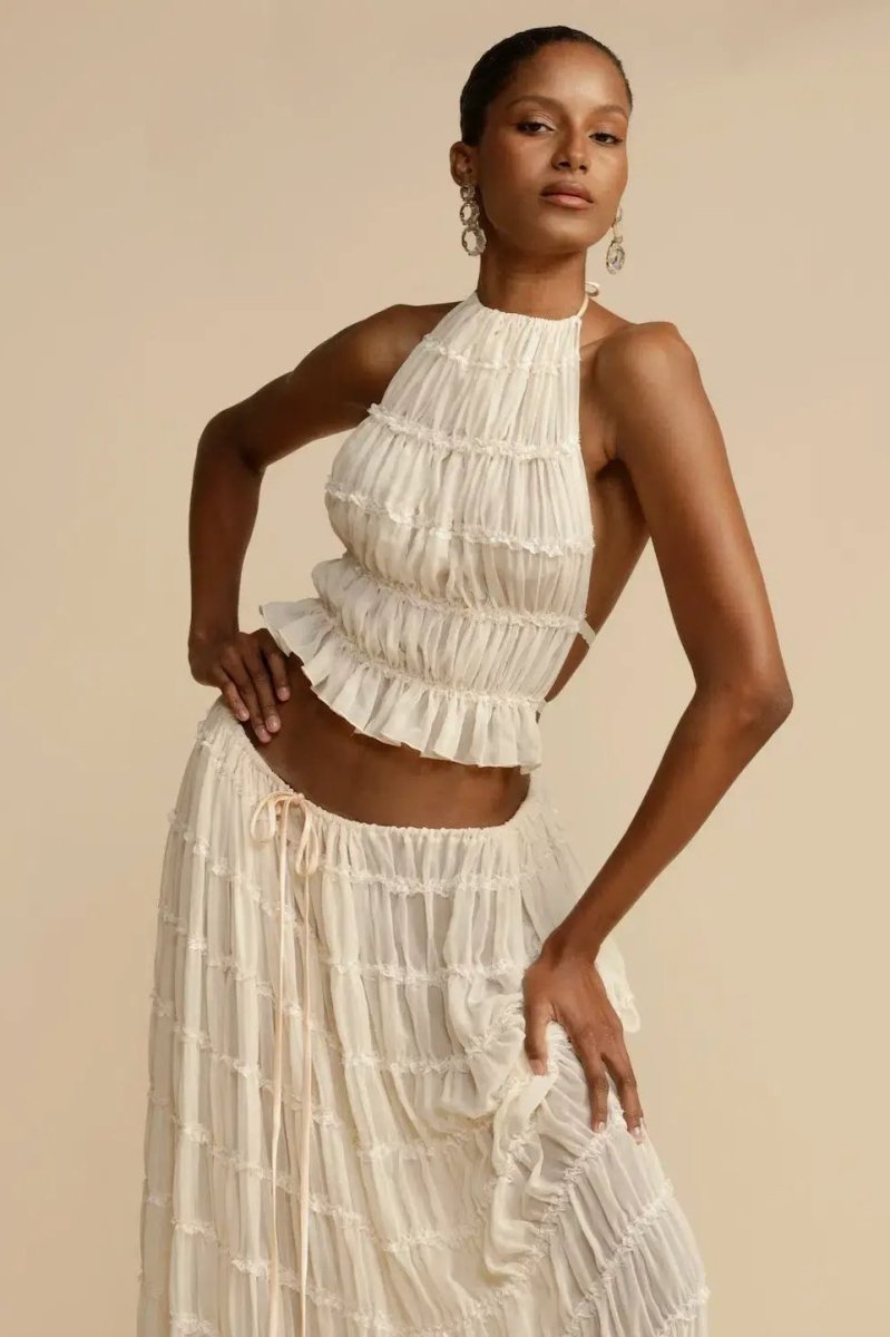 Mannequin portant l'ensemble femme Calysta en chiffon dos nu plissé, élégant et prêt pour la soirée.