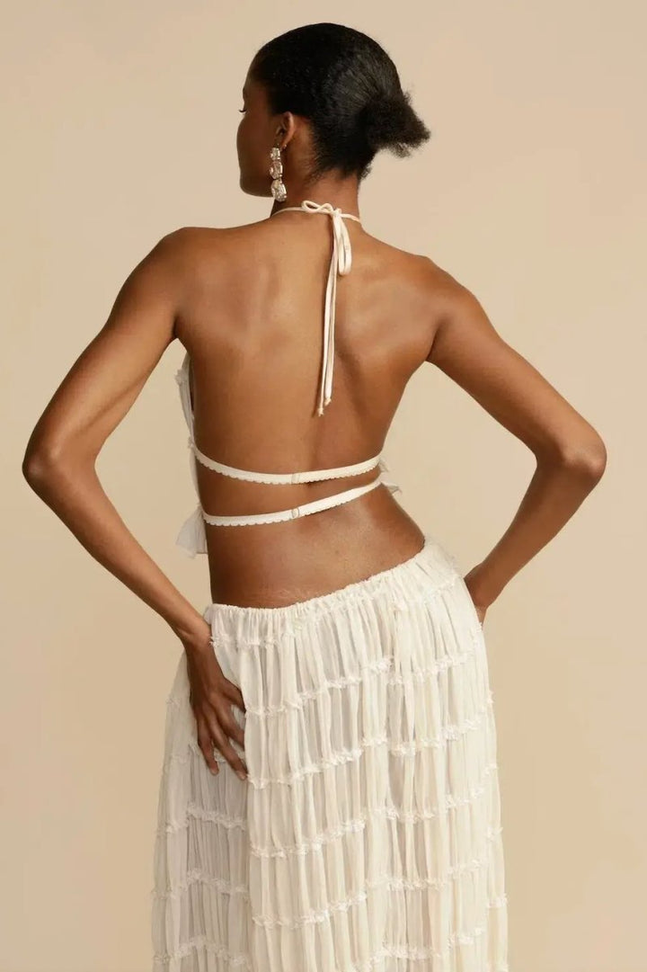 Vue d'ensemble de l'ensemble femme Calysta en chiffon, dos nu, jupe plissée, silhouette fluide et moderne.