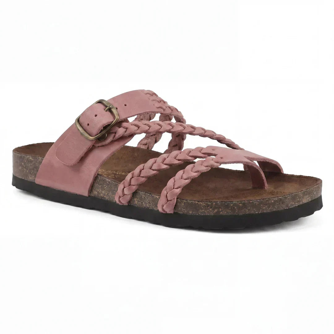 Pieds portant sandales femme orthopédiques bohèmes, légères et confortables pour l'été ou les vacances.