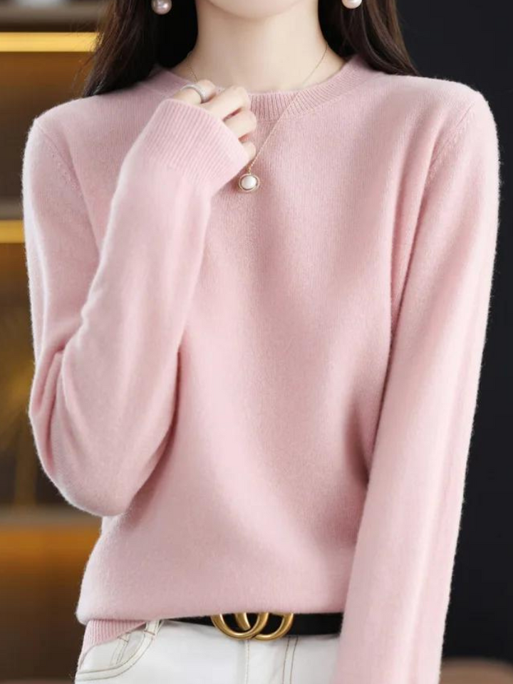 Pull femme décontracté mais chic, un vêtement moderne essentiel pour l'automne et l'hiver.