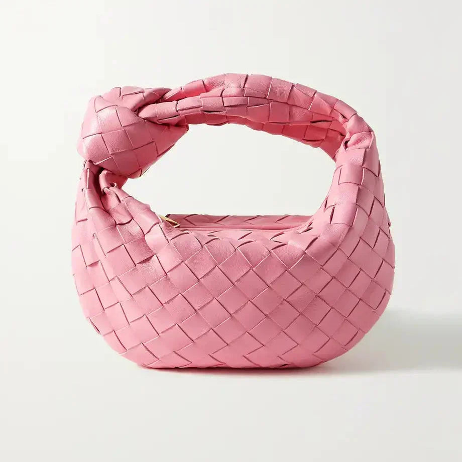 Maroquinerie femme: sac à main en cuir véritable, design épuré, parfait pour un look raffiné.