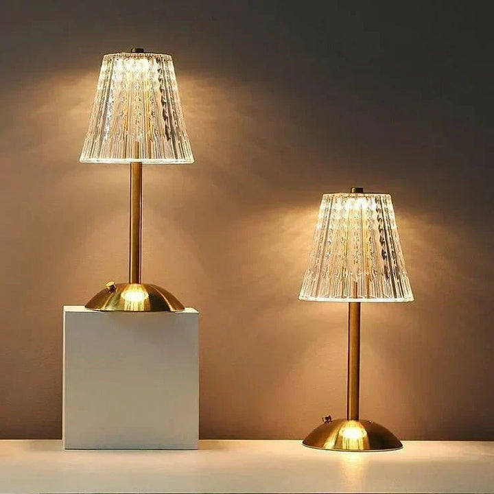 Contrôle tactile pour cette lampe de table LED en cristal doré. Moderne, sans fil, elle sublime votre espace.