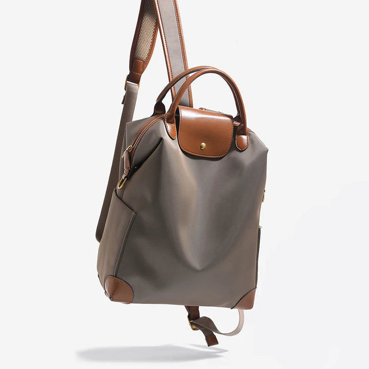 Sac à dos cuir noir pour femme, chic et pratique, accessoire de mode idéal pour le travail.