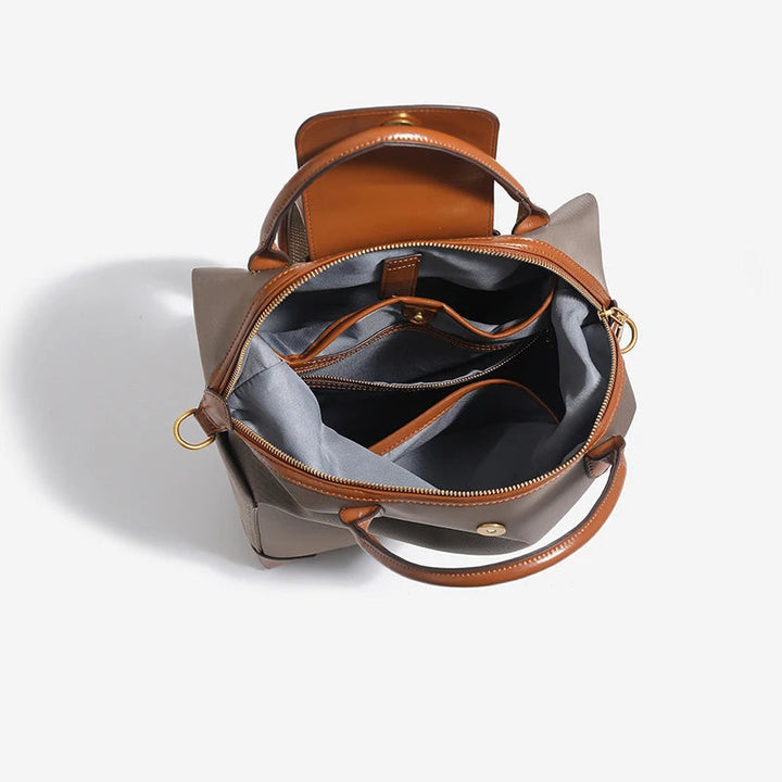 Sac à dos femme marine en cuir élégant, rabat, parfait pour un look quotidien raffiné et mode.