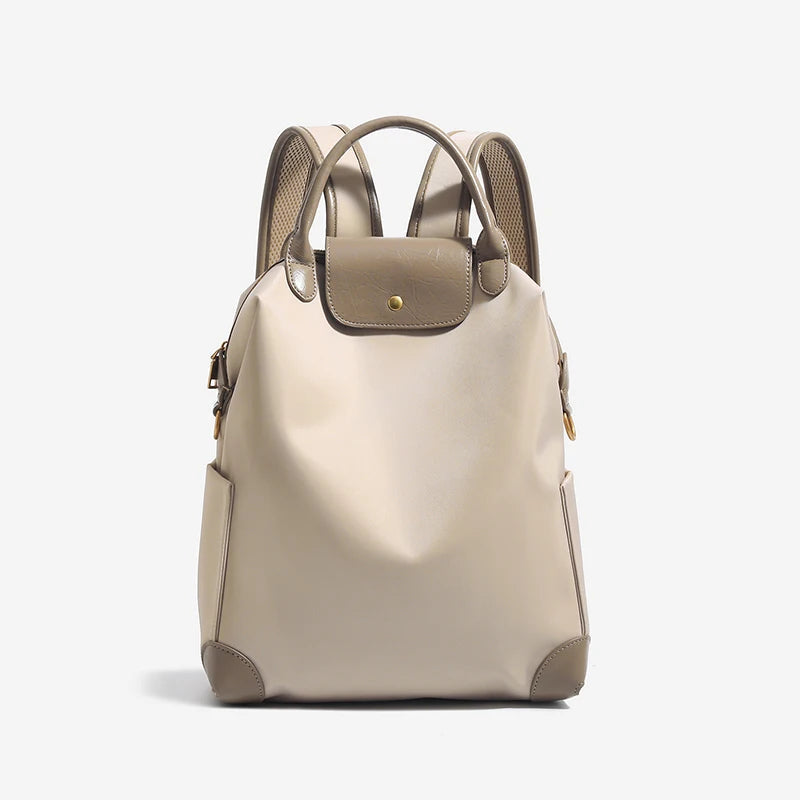 Sac à dos femme en cuir, rabat, quincaillerie dorée deux tons. Élégance et mode urbaine assurées.