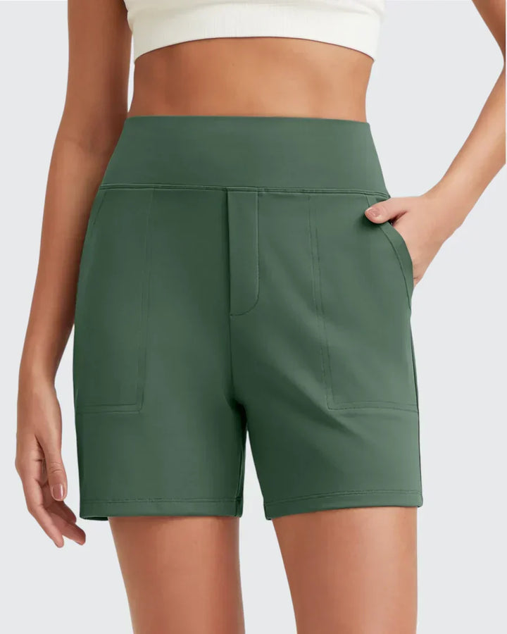 Short femme idéal pour le printemps et l'été, taille haute, confortable et doté de poches pratiques.