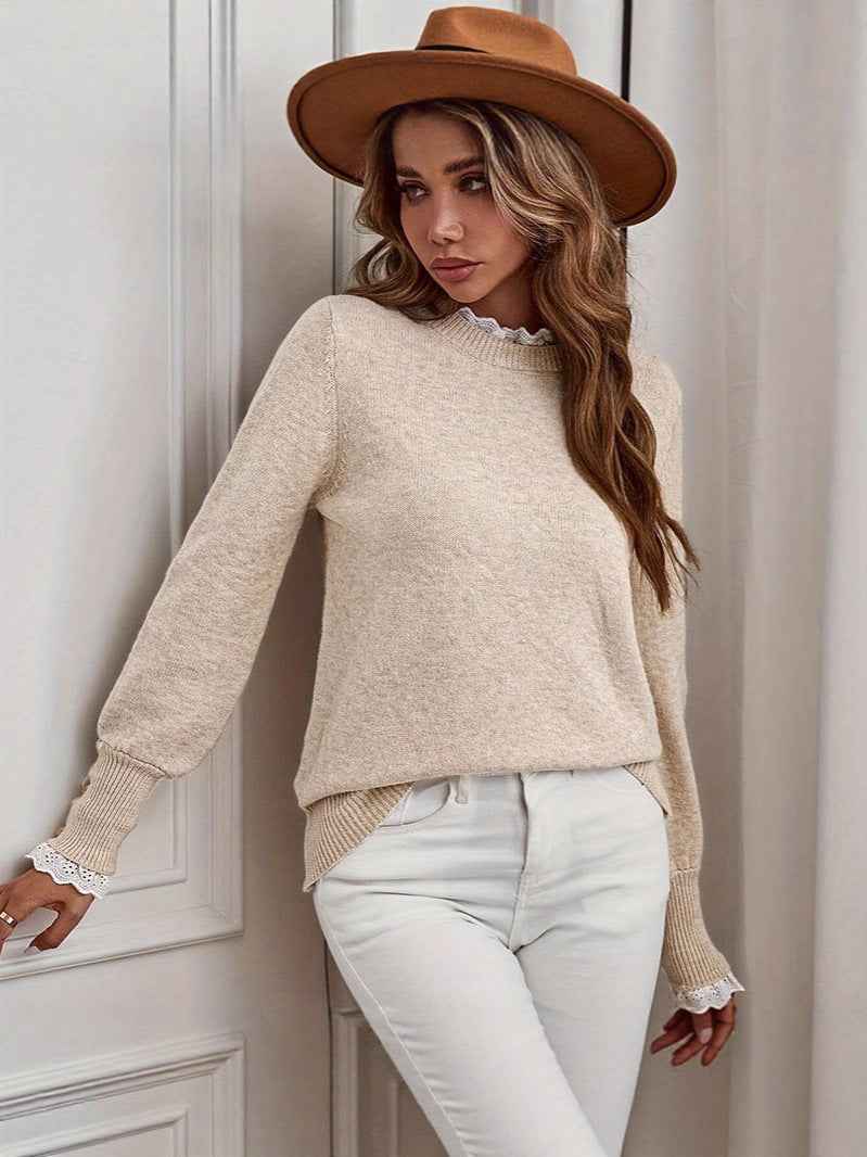 Mode femme: pull beige confortable à manches longues, volants délicats et col montant. Idéal pour un style chic.