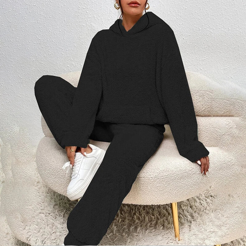 Tenue d'intérieur femme polaire avec capuche, chaude et agréable. Idéale pour les soirées d'hiver.