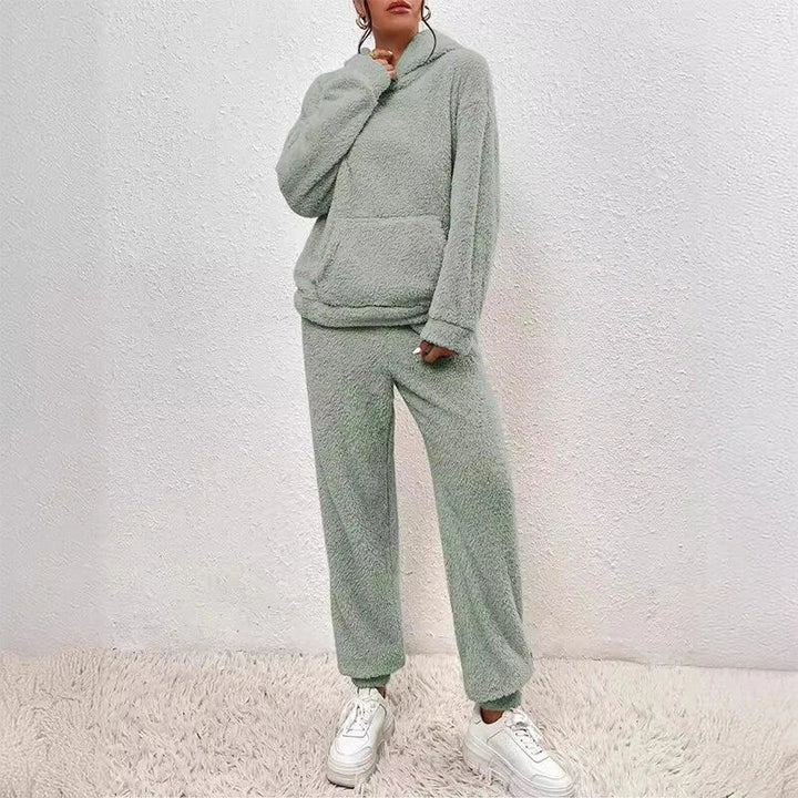 Vue détaillée du pyjama femme polaire à capuche. Texture douce et moelleuse pour un confort absolu.
