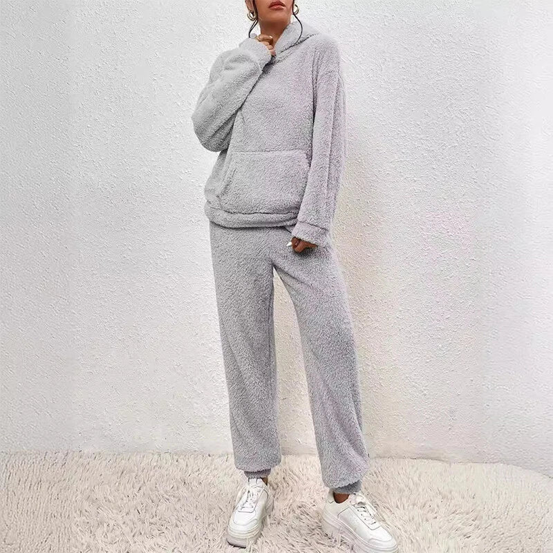 Pyjama femme hivernal en polaire, avec capuche et pantalon confortable. Parfait pour se relaxer.