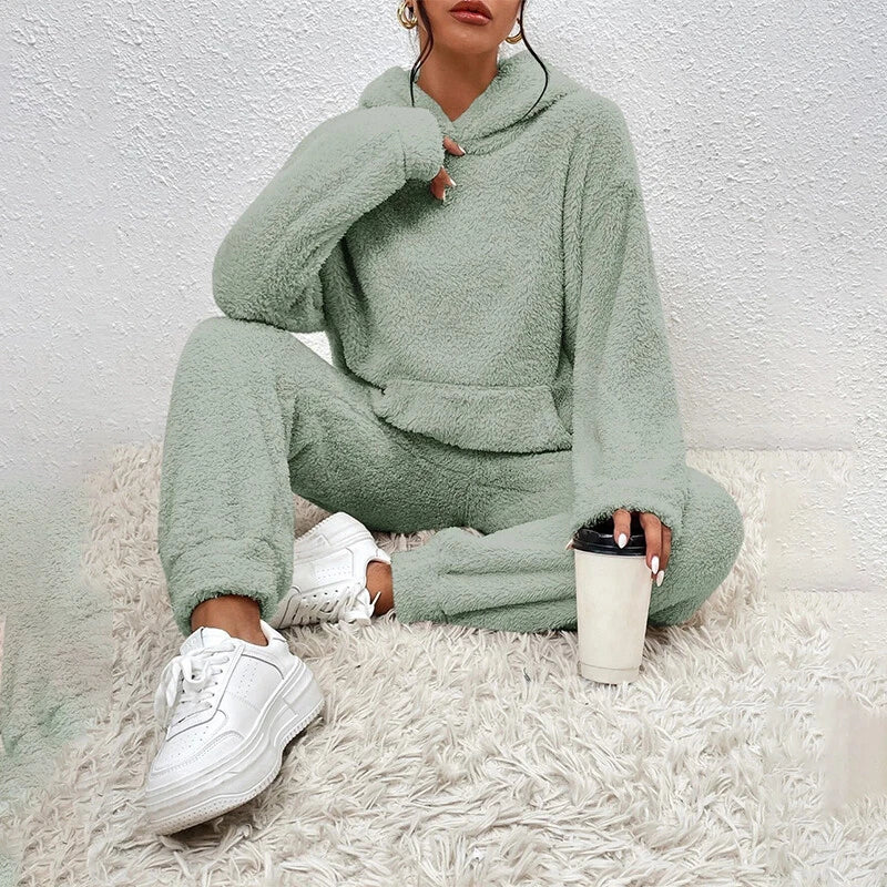 Pyjama femme polaire à capuche. Douceur et chaleur assurées pour des moments de détente hivernaux.