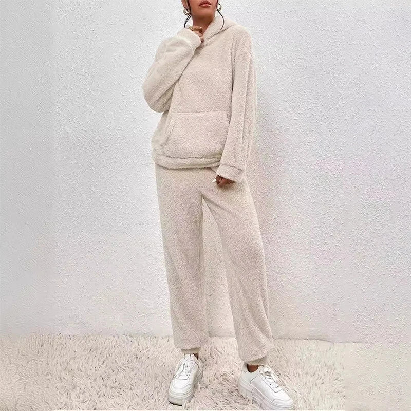 Cadeau femme: pyjama polaire chaud et doux à capuche. Pour des moments de détente cocooning en hiver.