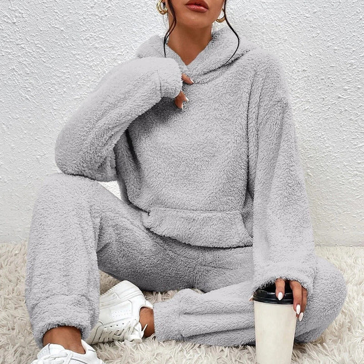 Pyjama femme à capuche, en polaire ultra douce. Parfait pour la détente et le cocooning hivernal.