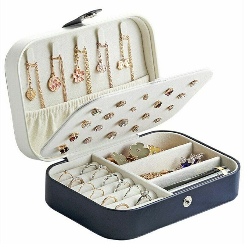 Organisateur de bijoux de voyage en cuir bleu, compact et stylé, avec double compartiment intelligent.