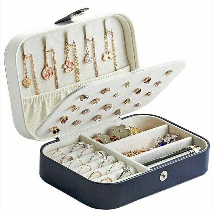 Organisateur de bijoux de voyage en cuir bleu, compact et stylé, avec double compartiment intelligent.
