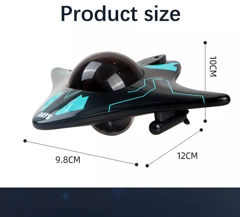 Enfant pilotant un sous-marin RC avec caméra, explorant un aquarium. Cadeau ludique et éducatif pour l'aventure aquatique.