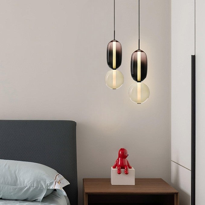 Suspension en verre, luminaire LED moderne pour un éclairage design salon.