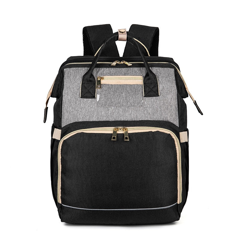 Sac multifonctionnel et imperméable, sac à dos à langer et lit bébé pliable pour tous les essentiels de bébé en voyage.