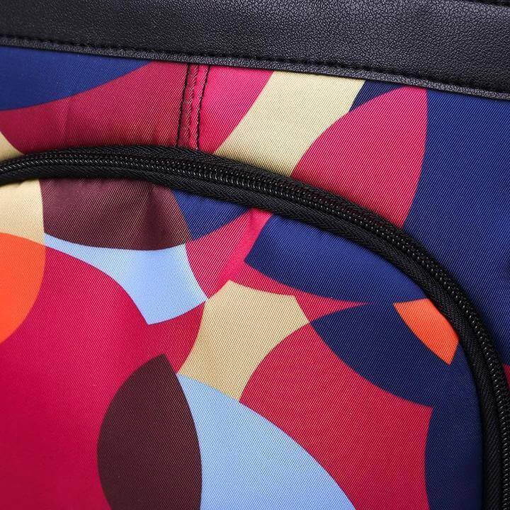 Sac à dos élégant rouge pour femme, avec fonction antivol, parfait pour la sécurité en voyage ou au travail.